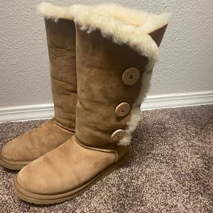 UGG Bailey Button Sz 8